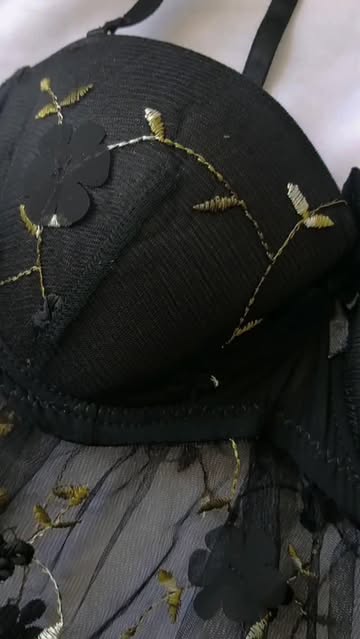 لباس خواب فانتزی گل برجسته کاپدار فنردار همراه با جعبه شیک رنگ مشکی سایز XL